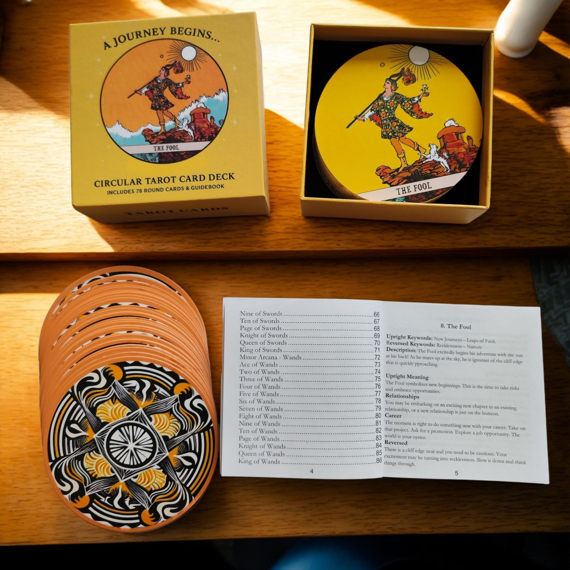 Tarot Deck With Guidebook - ชุดไพ่ทาโรต์ทรงกลม 78 ใบ พร้อมคู่มือกระดาษในกล่องแข็ง ไพ่ทาโรต์สำหรับผู้เริ่มต้น เรื่องราวเริ่มต้นขึ้น